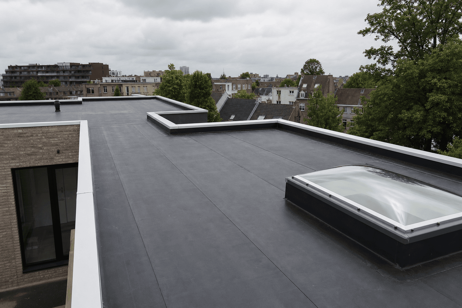 Nieuw plat dak afgewerkt met zwarte EPDM dakbedekking in Antwerpen