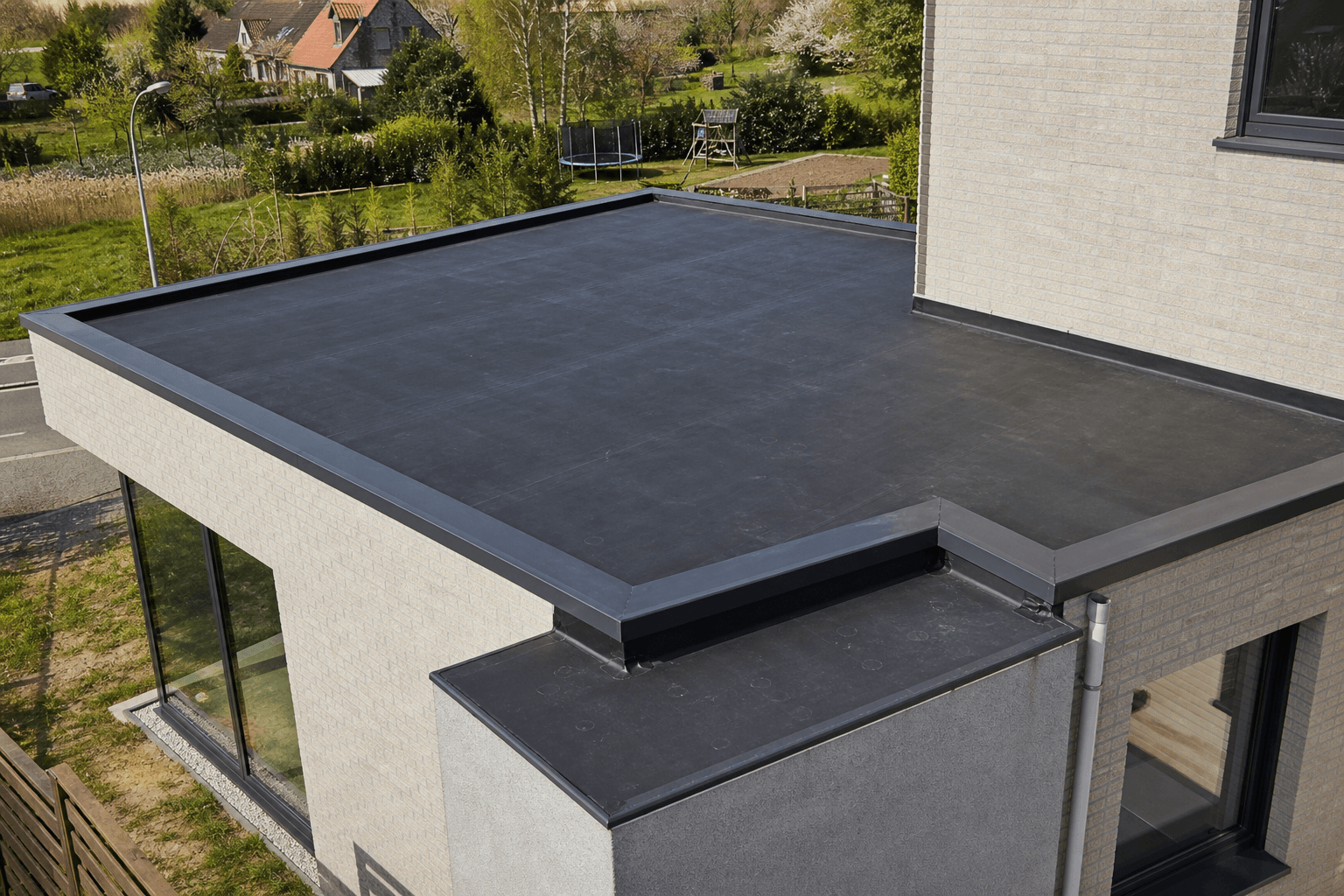 EPDM plat dak op een woning in Dilbeek, Vlaams-Brabant