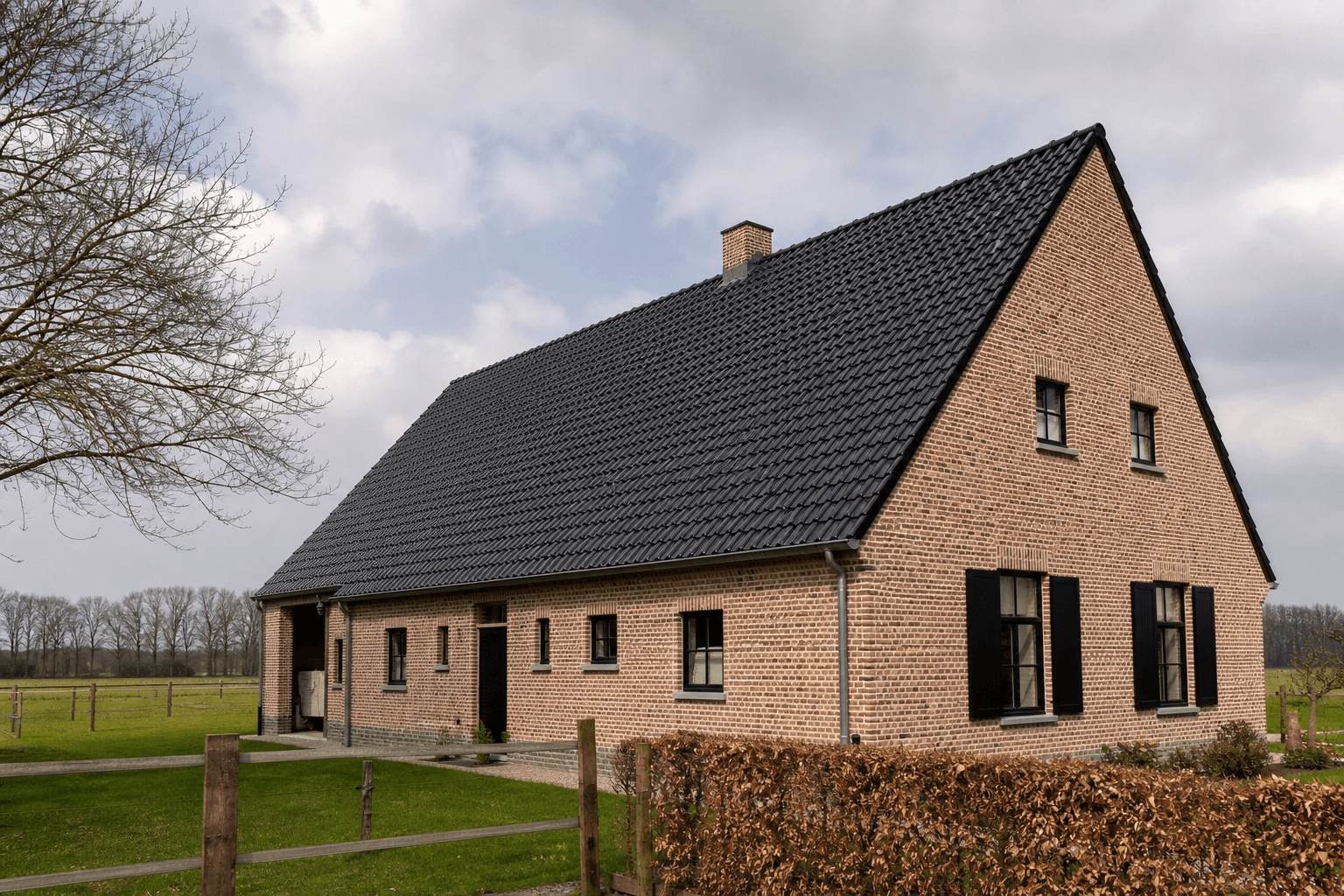 Dakrenovatie met donkere pannen op een woning in Hoogstraten, Kempen