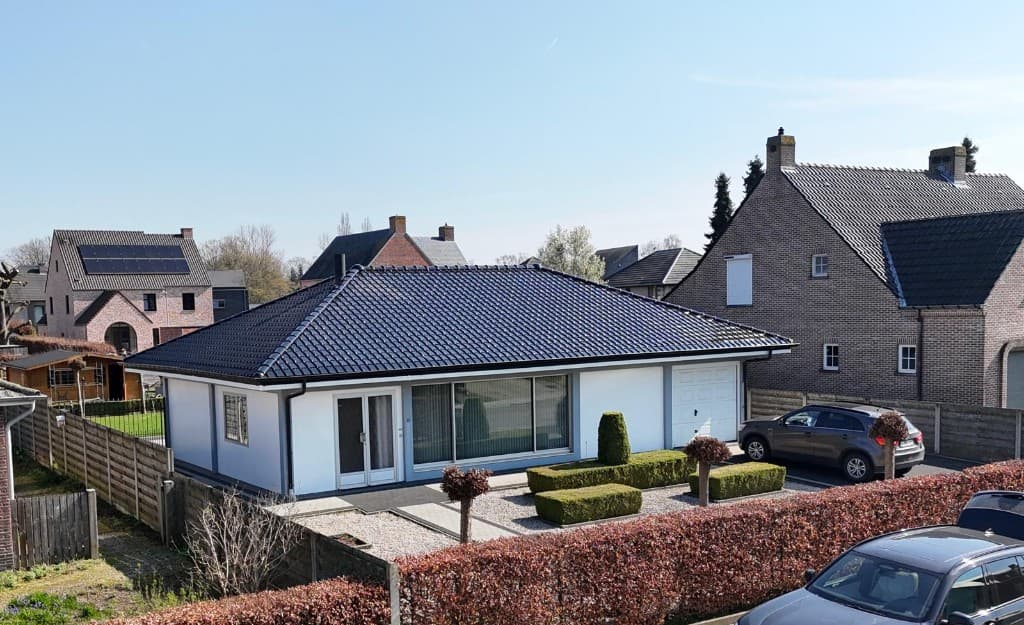 Gerenoveerde bungalow met donkere geglazuurde dakpannen