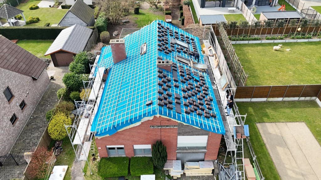 Hellend dak in opbouw met blauw onderdak, tengellatten en pannenstapels