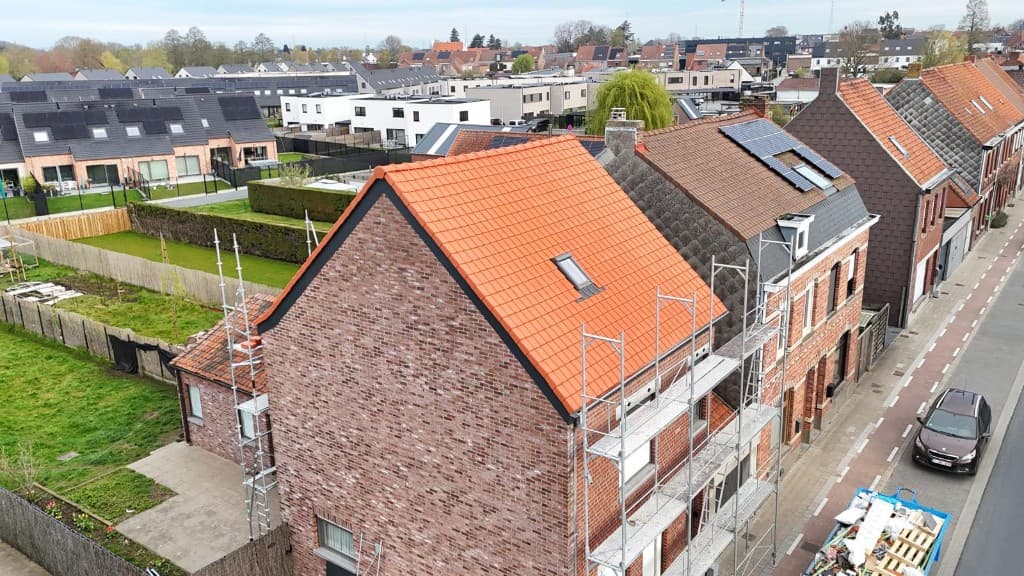 Nieuw pannendak in terracotta met dakraam en stelling