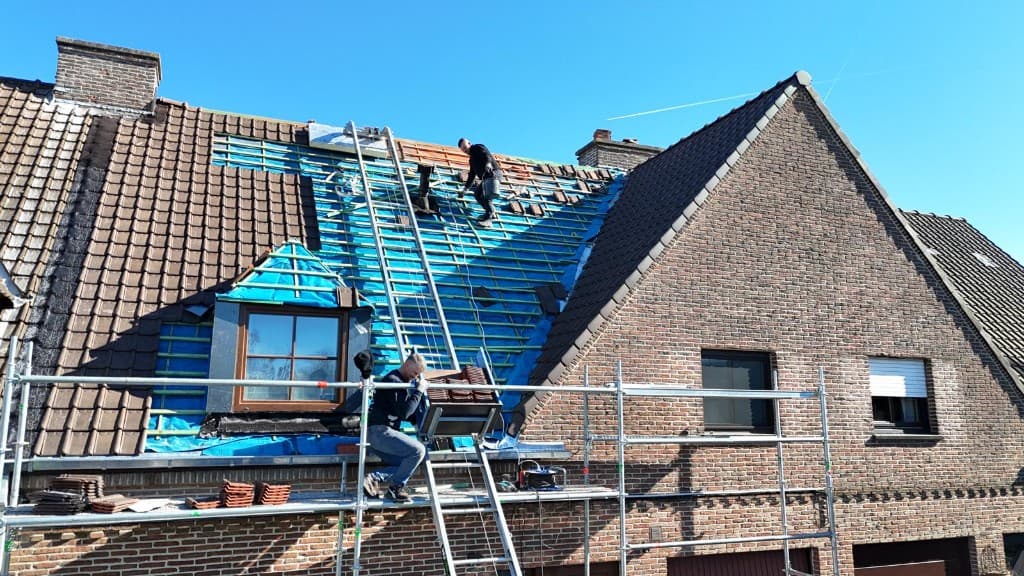 Gerenoveerd pannendak op een woning in Brugge
