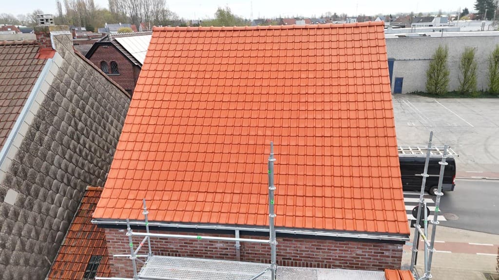 Dakrenovatie aan een woning in de kuststreek