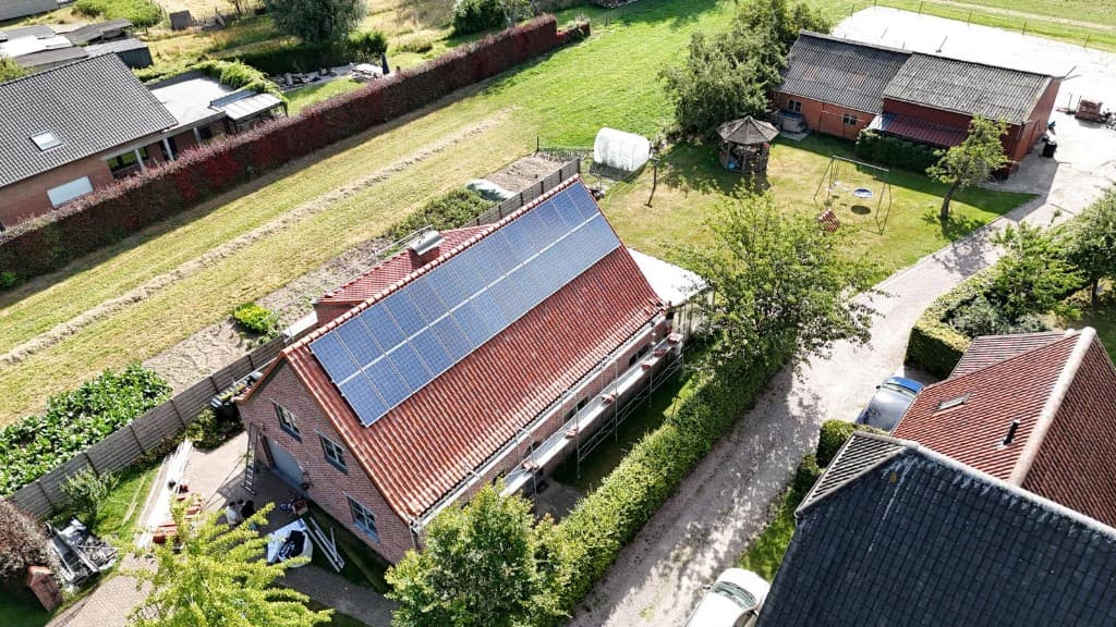 Hellend pannendak met twee rijen zonnepanelen en stelling