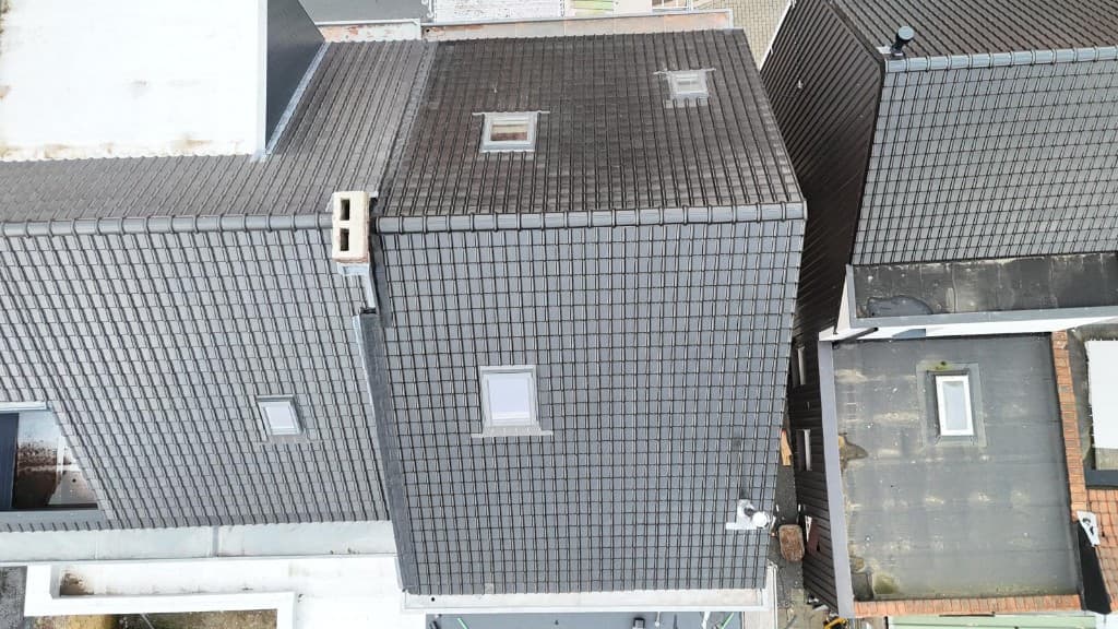 Dakrenovatieproject met nieuwe pannen op een woning in West-Vlaanderen