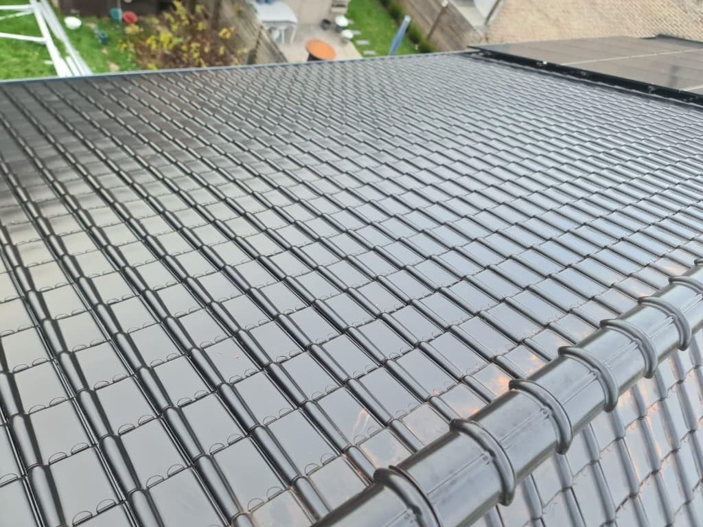 Nieuw glanzend pannendak met geïntegreerde zonnepanelen