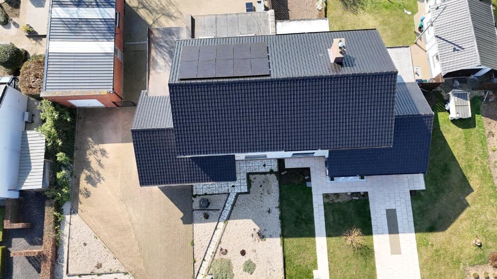 Hellend dak met pannen en zonnepanelen in Waregem